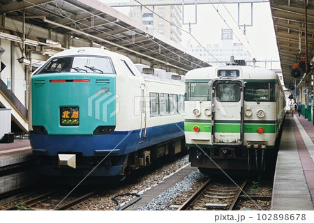 新潟で並ぶ485系3000番台の特急北越号と115系電車 102898678