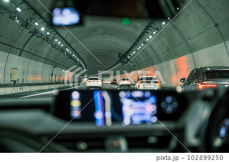 【#高速道路】車内から見たトンネルを走る車 102899250