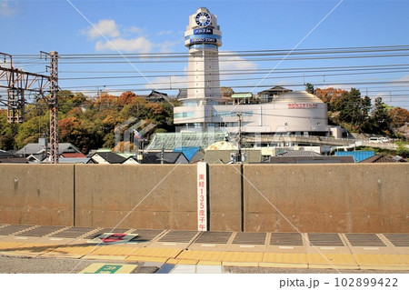 山陽電車人丸前駅ホームから見える明石天文科学館 102899422