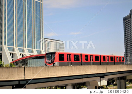トレードセンター前駅を発車するニュートラム トレードセンター前駅を発車するニュートラム 102899426