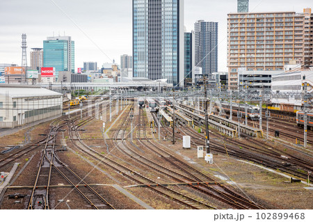 【名古屋車両区】待機中の列車と名駅のビル群 102899468