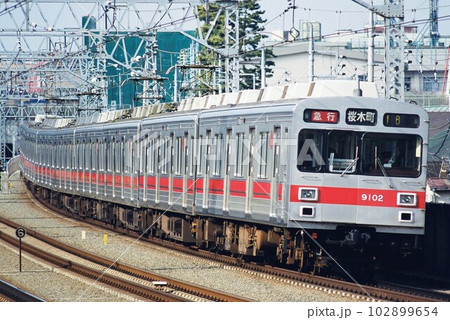 東京急行電鉄東横線 桜木町へ向けて東横線をゆく東急電鉄9000系の写真素材 [102899654] - PIXTA