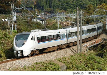 北陸本線 石動ー倶利伽羅 JR西日本 683系 T21編成(金沢) サンダーバード 北陸本線 石動ー倶利伽羅 JR西日本 683系 T21編成(金沢) サンダーバード 102899793