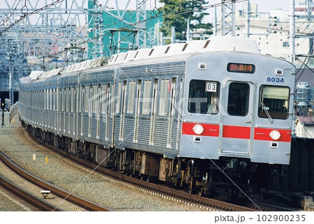 桜木町へ向けて東横線をゆく東急電鉄8000系の写真素材