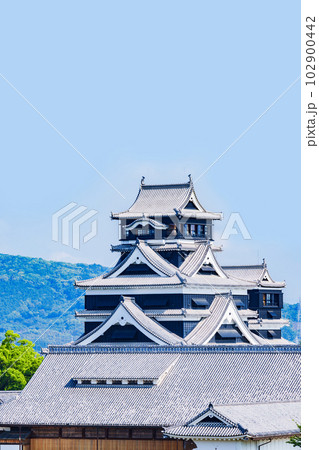 天守閣 の 修復 が終わった 熊本城 【 熊本 の 復興 の シンボル 】＊被写体の敷地外から撮影  102900442