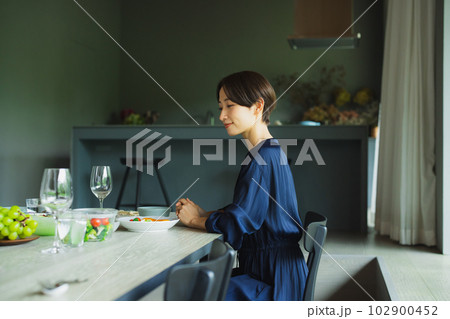 レストランで食事するカップル レストランで食事するカップル 102900452
