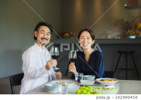 レストランで食事するカップル　　 102900458