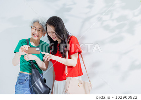 2人の60代女性　 102900922