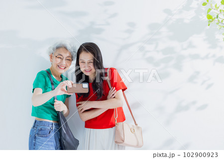2人の60代女性　 102900923