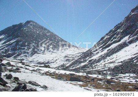 西チベット　カイラス巡礼路　ドルマ・ラへの上り 102900971