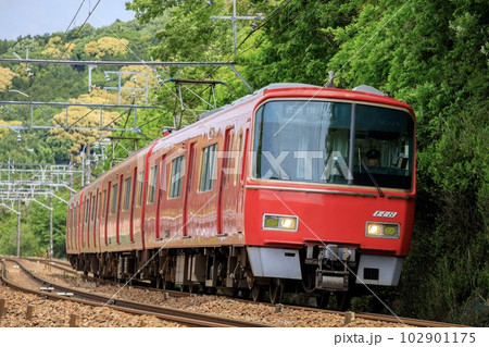 本宿カーブを走る名鉄の普通電車 102901175