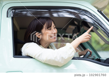 軽トラックを運転する女性 102901760