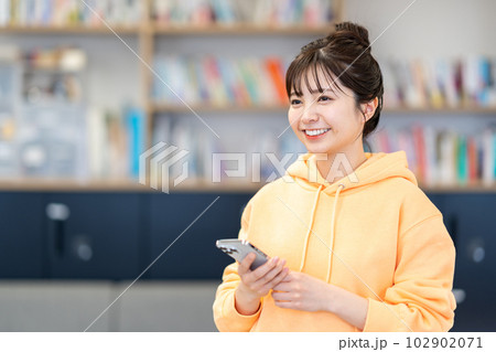 スマートフォンを操作する大学生。 102902071