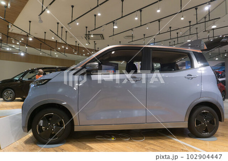 モーターショー　軽の電気自動車　　ショールーム	 102904447