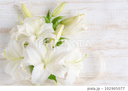 純白のカサブランカのブーケ 102905077