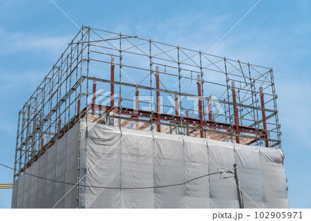青空と鉄骨建方工事 102905971