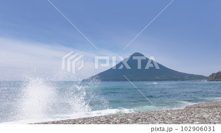 長崎鼻　開聞岳と高波の海 102906031