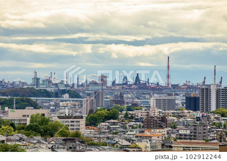名古屋市緑区、滝ノ水公園から望む東海市の工場群 102912244
