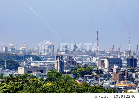名古屋市緑区、滝ノ水公園から望む東海市の工場群 102912246