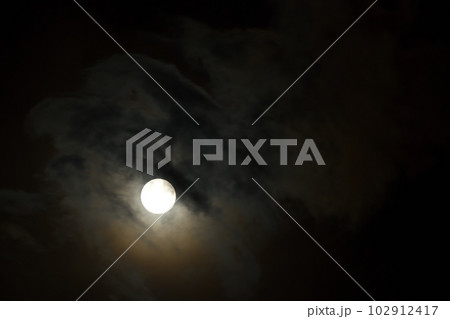 北杜市白州町、月に叢雲 102912417