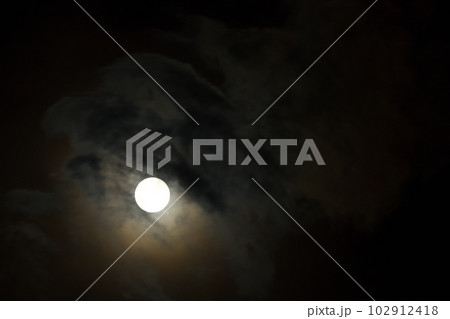 北杜市白州町、月に叢雲 102912418