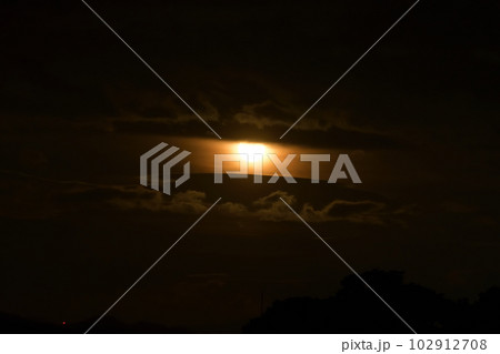 北杜市白州町、月に叢雲、五月の満月を隠す 102912708