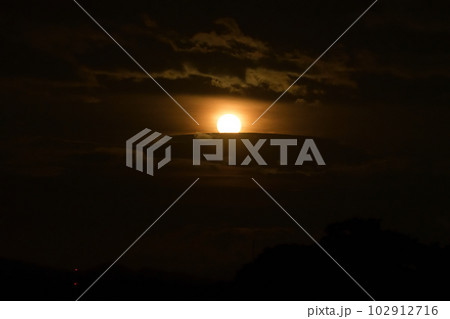 北杜市白州町、月に叢雲、五月の満月を隠す 北杜市白州町、月に叢雲、五月の満月を隠す 102912716