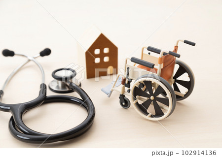 車椅子と住宅 102914136