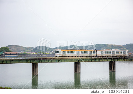 【紀勢本線】雨の櫛田川橋梁を通過する普通列車 102914281