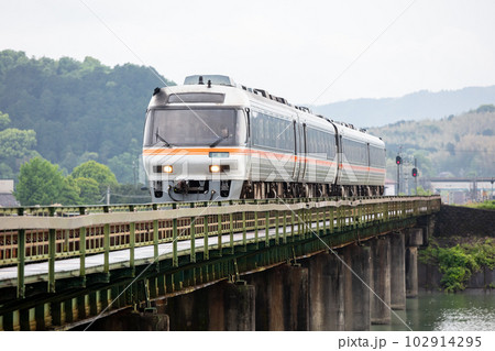 【紀勢本線】雨の櫛田川橋梁を通過する南紀6号 102914295