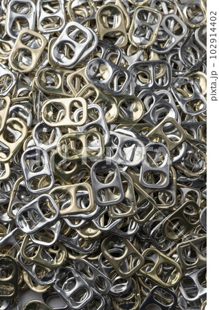 沢山並べたアルミ製のプルタブ 102914402