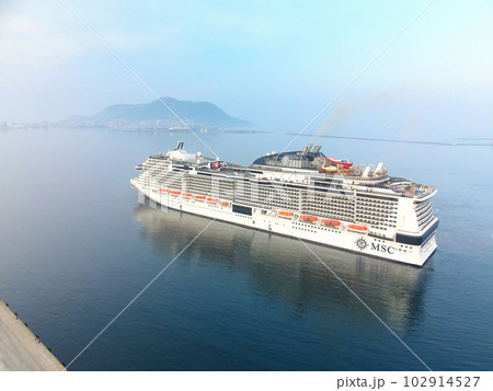 初夏の北海道函館市函館港に寄港するクルーズ船MSCベリッシマ号の入港風景を撮影 102914527
