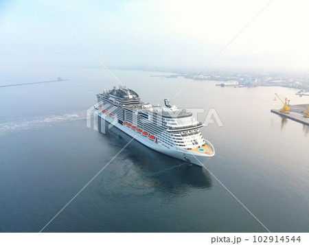 初夏の北海道函館市函館港に寄港するクルーズ船MSCベリッシマ号の入港風景を撮影 初夏の北海道函館市函館港に寄港するクルーズ船MSCベリッシマ号の入港風景を撮影 102914544