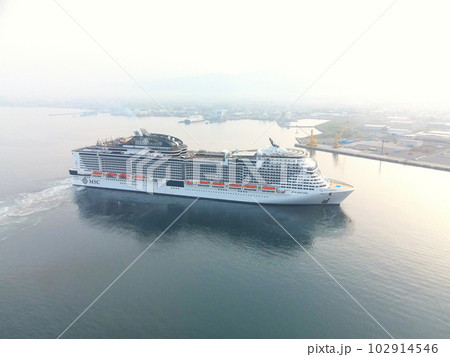 初夏の北海道函館市函館港に寄港するクルーズ船MSCベリッシマ号の入港風景を撮影 102914546