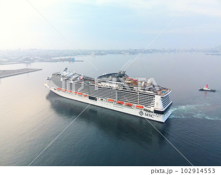 初夏の北海道函館市函館港に寄港するクルーズ船MSCベリッシマ号の入港風景を撮影 初夏の北海道函館市函館港に寄港するクルーズ船MSCベリッシマ号の入港風景を撮影 102914553