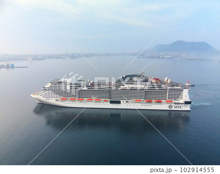 初夏の北海道函館市函館港に寄港するクルーズ船MSCベリッシマ号の入港風景を撮影 初夏の北海道函館市函館港に寄港するクルーズ船MSCベリッシマ号の入港風景を撮影 102914555