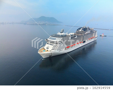 初夏の北海道函館市函館港に寄港するクルーズ船MSCベリッシマ号の入港風景を撮影 102914559