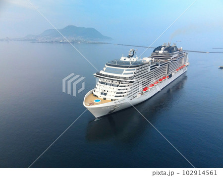 初夏の北海道函館市函館港に寄港するクルーズ船MSCベリッシマ号の入港風景を撮影 102914561