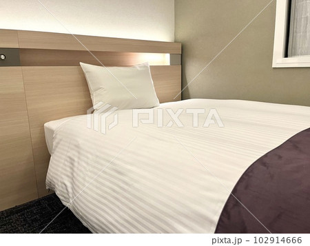 ビジネスホテルのベッド 102914666