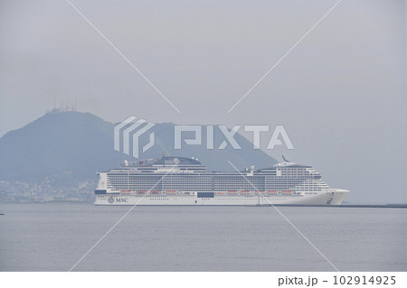 初夏の北海道函館市函館港から出港するクルーズ船MSCベリッシマ号の風景を撮影 102914925