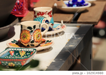 伝統的デザインの食器 カップアンドソーサー 伝統的デザインの食器 カップアンドソーサー 102914980