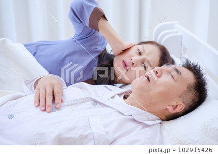 いびきがうるさくて眠れないシニア女性 102915426