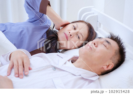 いびきがうるさくて眠れないシニア女性 102915428