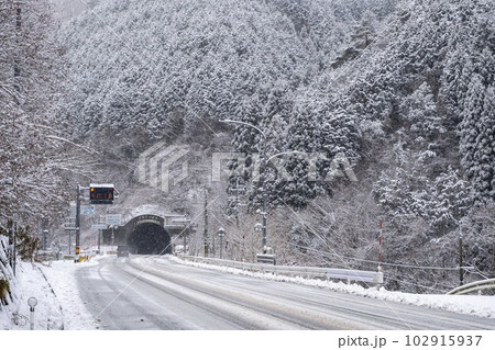 雪道　圧雪　アイスバーン　冬色イメージ　（蒜山高原） 102915937