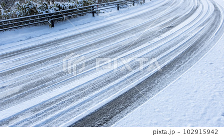 雪道 圧雪 アイスバーン 冬色イメージ (蒜山高原) 雪道 圧雪 アイスバーン 冬色イメージ (蒜山高原) 102915942