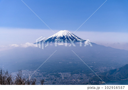 (山梨県)御坂山地・黒岳より望む富士山の絶景 (山梨県)御坂山地・黒岳より望む富士山の絶景 102916587