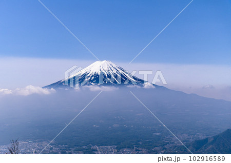 （山梨県）御坂山地・黒岳より望む富士山の絶景 102916589