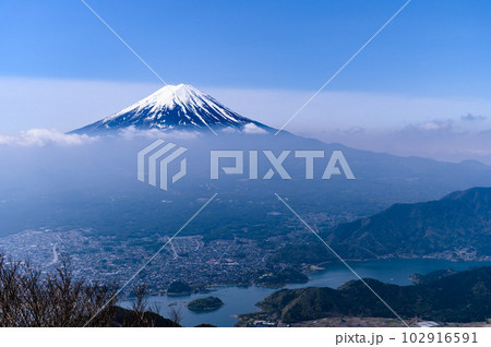 (山梨県)御坂山地・黒岳より望む富士山の絶景 (山梨県)御坂山地・黒岳より望む富士山の絶景 102916591