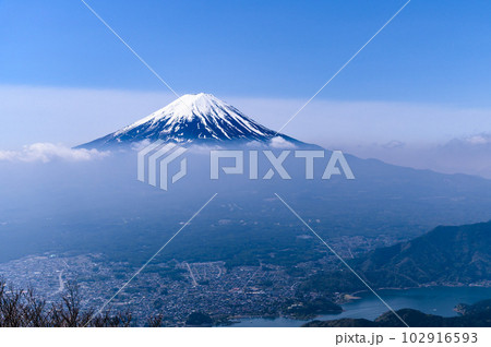(山梨県)御坂山地・黒岳より望む富士山の絶景 (山梨県)御坂山地・黒岳より望む富士山の絶景 102916593
