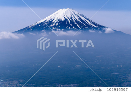 （山梨県）御坂山地・黒岳より望む富士山の絶景 102916597